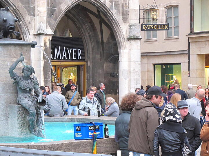 Das mag daran liegen, dass viele hier feiern - und ihre Getränke auf dem Brunnen ablegen.