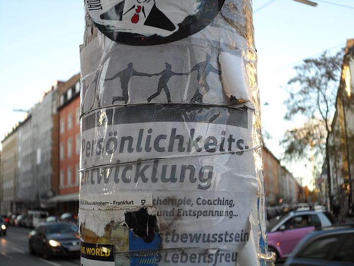 Ein Spiegelbild des Lebens im Stadtviertel: Die zahllosen Aufkleber in der Isarvorstadt zeigen mehr oder weniger gelungen, was sich tut - oder getan hat.