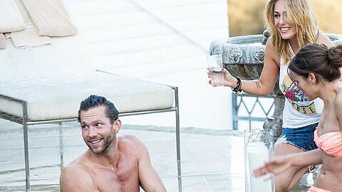 Oliver, Samantha und Petra (v.l.n.r.) genießen die Zeit im Pool