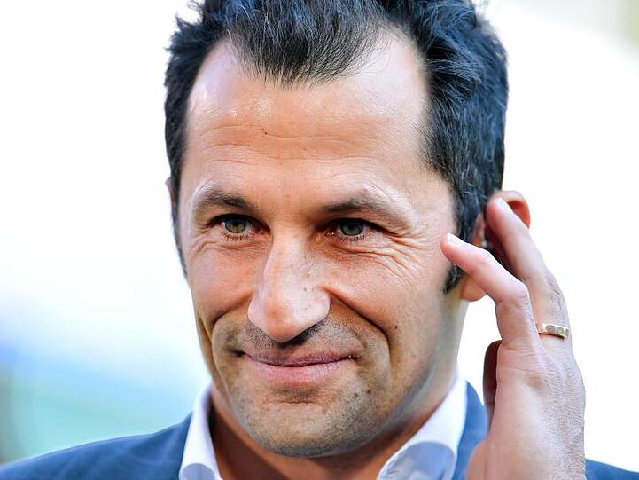 Hasan Salihamidzic, Sportdirektor des FC Bayern München, steht im Stadion. Foto: Uwe Anspach/Archivbild