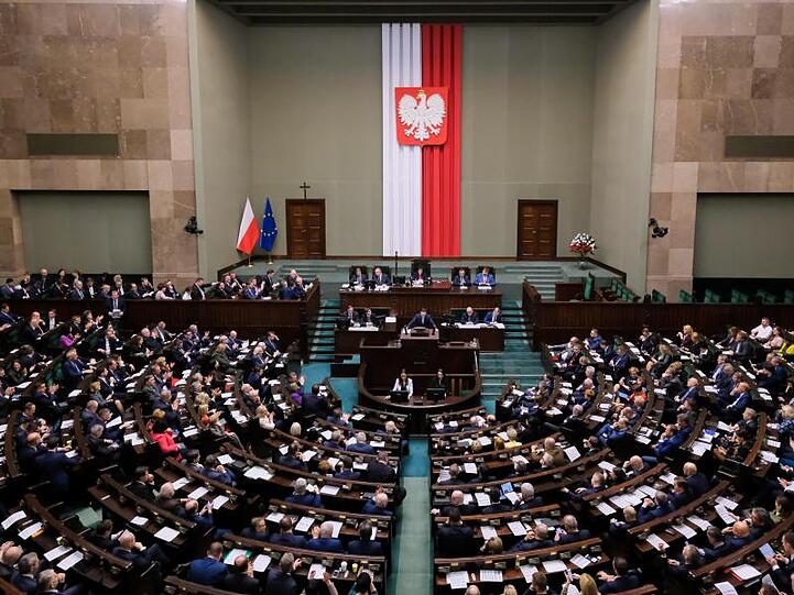 Abgeordnete nehmen an einer Sitzung des polnischen Parlaments teil. Das polnische Parlament hat ein umstrittenes Gesetz zur Disziplinierung von Richtern verabschiedet.