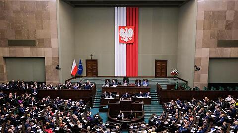 Abgeordnete nehmen an einer Sitzung des polnischen Parlaments teil. Das polnische Parlament hat ein umstrittenes Gesetz zur Disziplinierung von Richtern verabschiedet.
