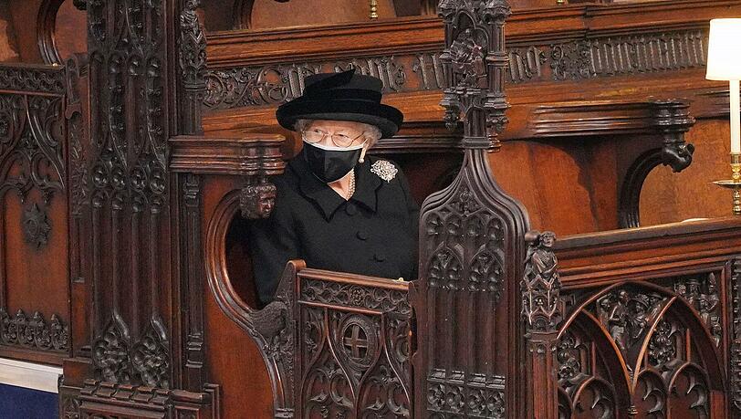 Königin Elizabeth II. von Großbritannien auf der Trauerfeier für Prinz Philip in der St.-Georgs-Kapelle auf Schloss Windsor.