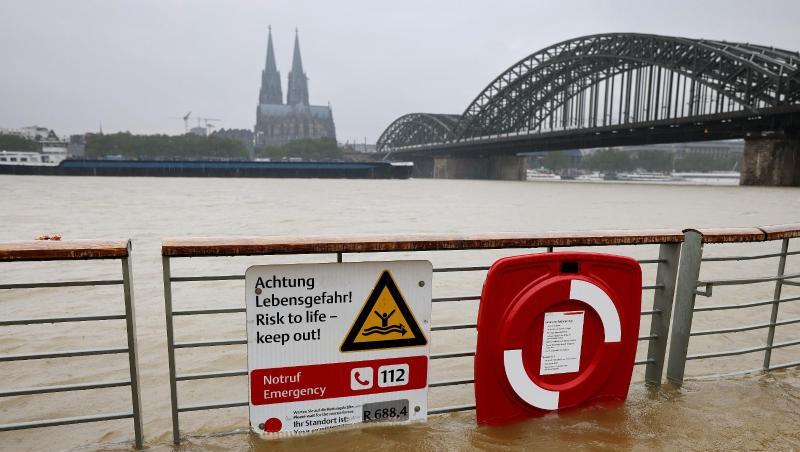 Land unter in NRW: Der Rhein überflutet die Promenade in Köln.