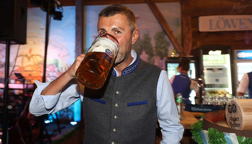 Löwen-Trainer Michael Köllner lässt sich das Bier sichtlich schmecken.