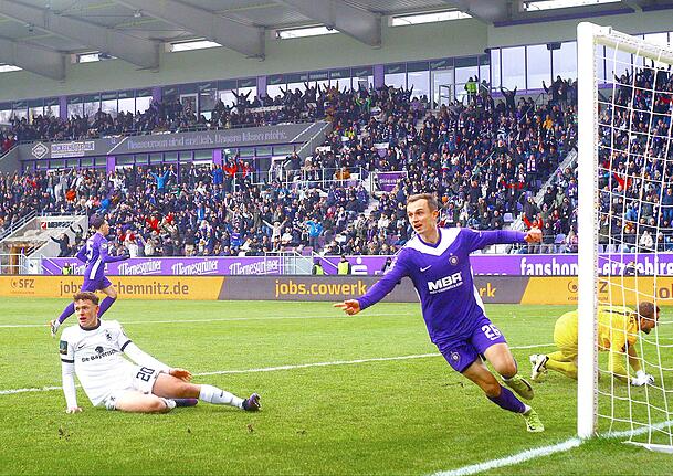 Kilian Jakob trifft zum 1:0 für Erzgebirge Aue.