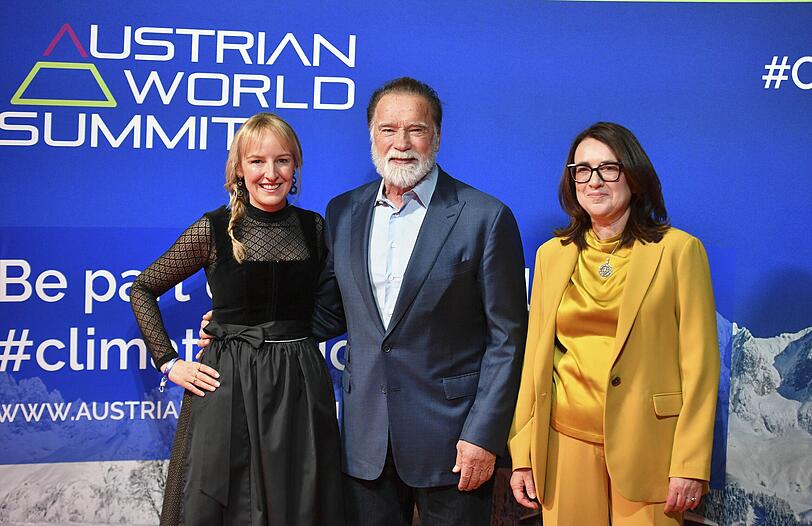 "Stanglwirt"-Gesicht Maria Hauser, Arnold Schwarzenegger und Politikerin Monika Langthaler posierten für ein gemeinsames Foto.