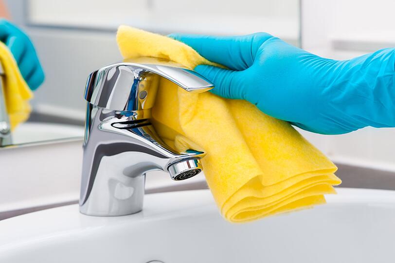 Neben verdreckten Bratpfannen hilft Kartoffelwasser auch bei starken Verschmutzungen an Stahl-Armaturen oder bei verstopften Abflüssen. Dafür schüttet man das heiße Kartoffelwasser direkt aus dem Topf in den Ausguss. Auch hier löst die Stärke im Wasser festgesetzte Verschmutzungen. Neben verdreckten Bratpfannen hilft Kartoffelwasser auch bei starken Verschmutzungen an Stahl-Armaturen oder bei verstopften Abflüssen. Dafür schüttet man das heiße Kartoffelwasser direkt aus dem Topf in den Ausguss. Auch hier löst die Stärke im Wasser festgesetzte Verschmutzungen.