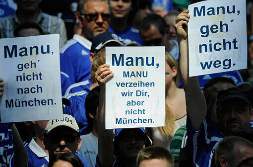 Die Schalke-Fans wollten Manuel Neuer nicht ziehen lassen. Am Sonntag kehrt der Torhüter des FC Bayern München nach Gelsenkirchen zurück - für ein Spiel.
