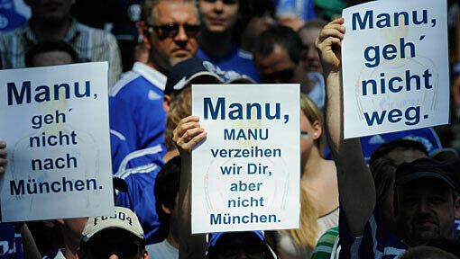 Die Schalke-Fans wollten Manuel Neuer nicht ziehen lassen. Am Sonntag kehrt der Torhüter des FC Bayern München nach Gelsenkirchen zurück - für ein Spiel. Die Schalke-Fans wollten Manuel Neuer nicht ziehen lassen. Am Sonntag kehrt der Torhüter des FC Bayern München nach Gelsenkirchen zurück - für ein Spiel.