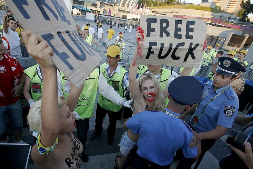 Die Proteste der der radikalen Frauenrechtsgruppe Femen werden immer bizarrer. Hitlergruß. Dildos, Prügeleien: Die Aktivistinnen schrecken vor fast nichts zurück.
