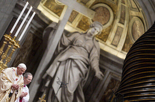 Der Papst hat im Petersdom in Rom die Mitternachtsmesse geleitet