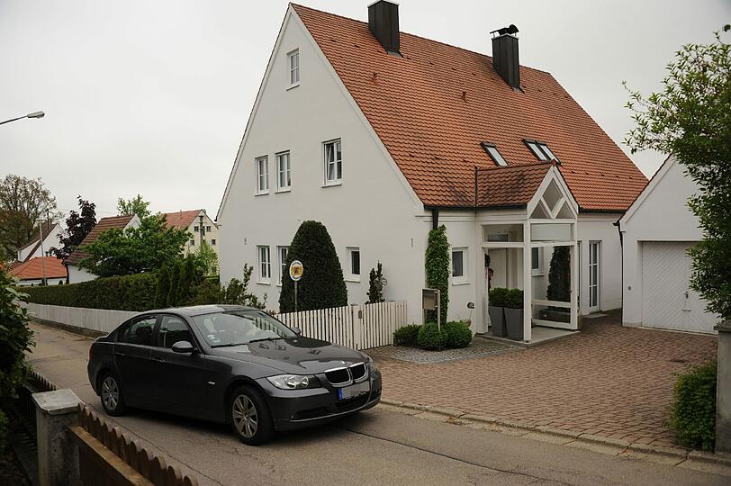 Gegen 11.30 Uhr kommt ein 3er BMW mit Augsburger Kennzeichen.