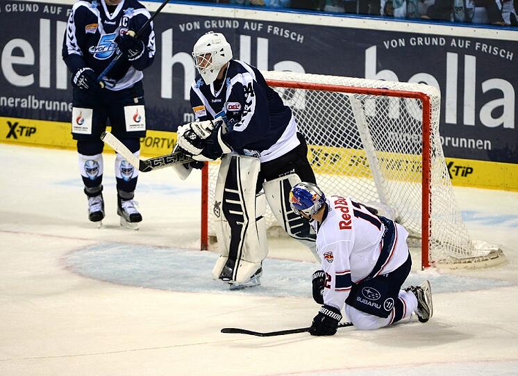 Der EHC Red Bull München um Mads Christensen unterlag in Hamburg.