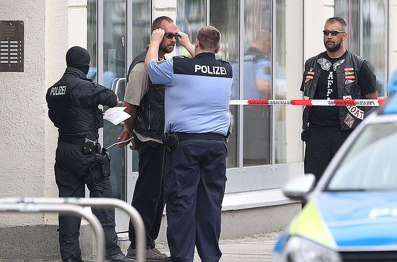 Chaos am Samstagnachmittag in Leipzig: Bei einer Schießerei wurden zwei Personen schwer verletzt.