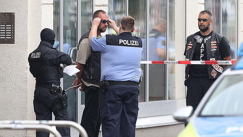 Chaos am Samstagnachmittag in Leipzig: Bei einer Schießerei wurden zwei Personen schwer verletzt. Chaos am Samstagnachmittag in Leipzig: Bei einer Schießerei wurden zwei Personen schwer verletzt.