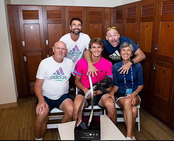 Der Zverev-Clan (v.l.): Papa Alexander, Physio Hugo Gravil, Alexander mit Pudel Lövik, Athletiktrainer Jez Green und Mutter Irina.