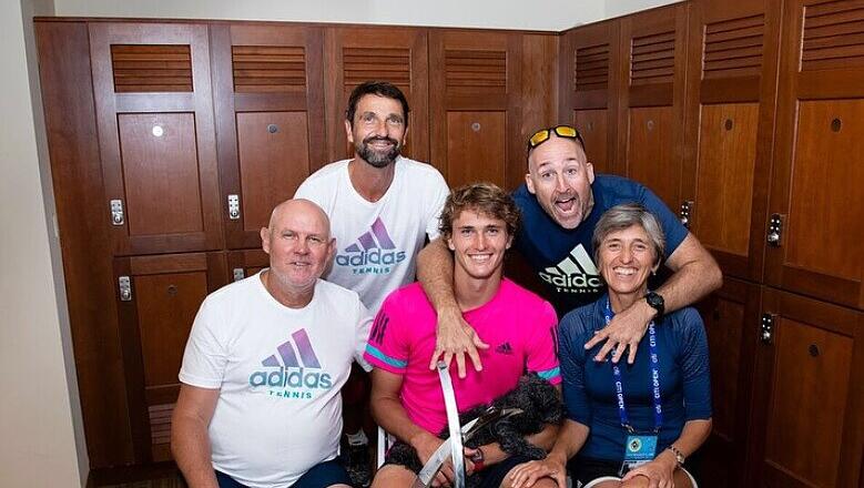 Der Zverev-Clan (v.l.): Papa Alexander, Physio Hugo Gravil, Alexander mit Pudel Lövik, Athletiktrainer Jez Green und Mutter Irina. Der Zverev-Clan (v.l.): Papa Alexander, Physio Hugo Gravil, Alexander mit Pudel Lövik, Athletiktrainer Jez Green und Mutter Irina.