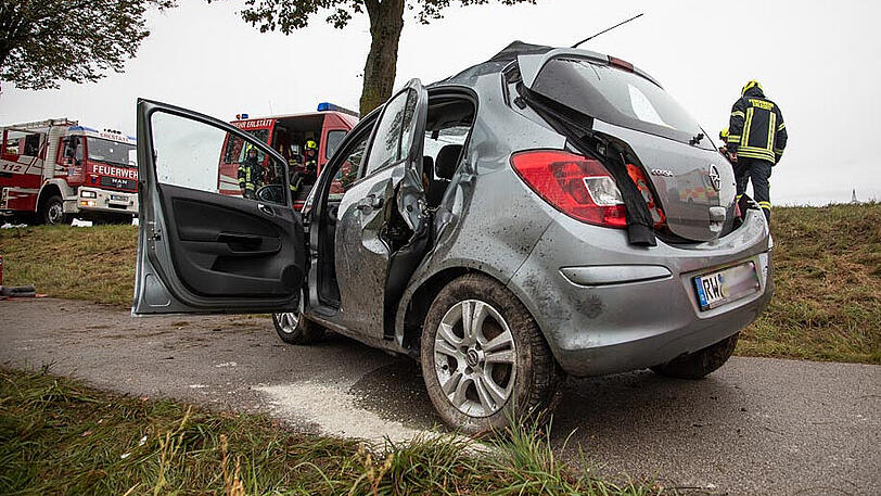 Das Auto krachte mit der Beifahrerseite gegen einen Baum und wurde auf den Radweg zurückgeschleudert.