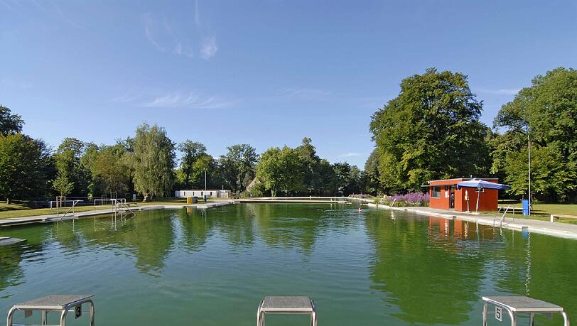 Das Naturbad Maria Einsiedel in Thalkirchen wird von Wasserpflanzen gefiltert. Das Naturbad Maria Einsiedel in Thalkirchen wird von Wasserpflanzen gefiltert.