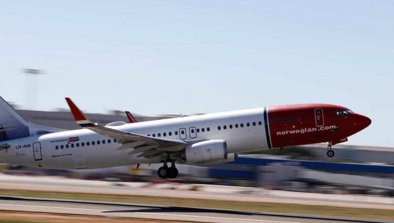 Ein Norwegian-Flugzeug startet am Flughafen von Palma de Mallorca. Ein Norwegian-Flugzeug startet am Flughafen von Palma de Mallorca.