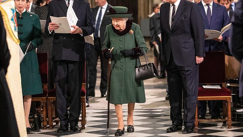 Queen Elizabeth II. erschien in "Edinburgh-Grün" und mit der Handtasche am linken Arm bei der Trauerfeier zu Ehren ihres vor einem Jahr verstorbenen Ehemannes, Prinz Philip.