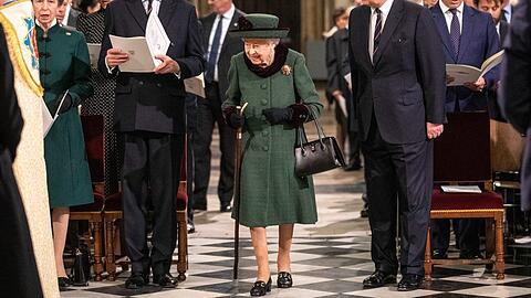 Queen Elizabeth II. erschien in "Edinburgh-Grün" und mit der Handtasche am linken Arm bei der Trauerfeier zu Ehren ihres vor einem Jahr verstorbenen Ehemannes, Prinz Philip.