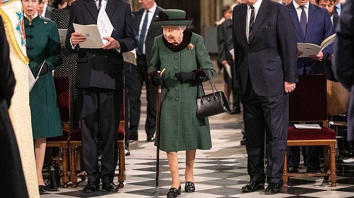 Queen Elizabeth II. erschien in "Edinburgh-Grün" und mit der Handtasche am linken Arm bei der Trauerfeier zu Ehren ihres vor einem Jahr verstorbenen Ehemannes, Prinz Philip.