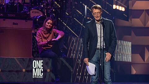 Ob das gutgeht? SPD-Politiker Karl Lauterbach als Stand-up-Komiker, im Hintergrund seine Comedy-Lehrerin Hazel Brugger.