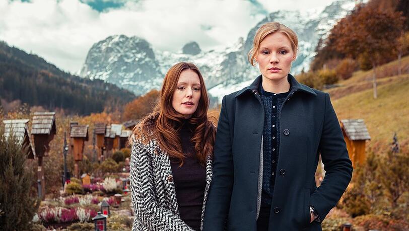 "Die Tote aus der Schlucht": Susanne Landauer (Rosalie Thomass, r.) wird bei der Auflösung des Falls von ihrer Lebens-und Arbeitspartnerin Isabell Fertinger (Lavinia Wilson) unterstützt.