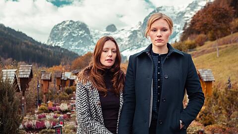"Die Tote aus der Schlucht": Susanne Landauer (Rosalie Thomass, r.) wird bei der Auflösung des Falls von ihrer Lebens-und Arbeitspartnerin Isabell Fertinger (Lavinia Wilson) unterstützt.