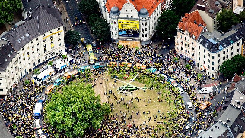 Blick auf die jubelnden Fans des Fußball-Bundesligisten Borussia Dortmund während einer Meisterfeier in Dortmund.