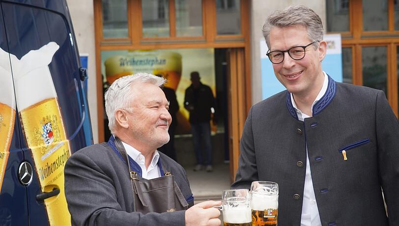 Die Staatsbrauerei Weihenstephan soll dauerhaft ans Platzl ziehen. In dem Gebäude, das in der Zuständigkeit des Ministeriums von Markus Blume (r.) liegt, entsteht ein Brauhaus. Brauereichef Josef Schrädler (l.) freut's.