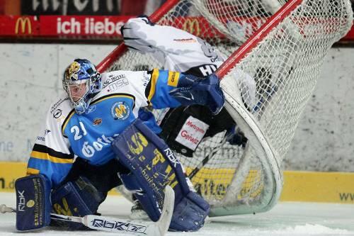 Der Platz im Tor gehört mir! Keeper Joey Vollmer ist wieder fit und bleibt damit der Rekordspieler des EHC München.
