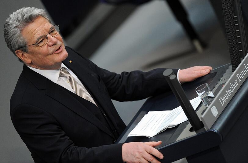 Joachim Gauck ist neuer Bundespräsident. Die
Bundesversammlung wählte den früheren DDR-Bürgerrechtler am Sonntag
mit großer Mehrheit zum Nachfolger von Christian Wulff. Der
72-Jährige erhielt 991 von 1228 gültigen Stimmen, das entspricht
einer Zustimmung von gut 80 Prozent. Für Gaucks Gegenkandidatin Beate
Klarsfeld votierten 126 Delegierte.