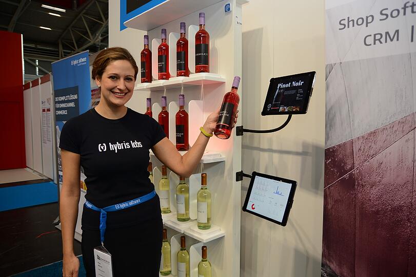 Anja Wilbert präsentiert ein interaktives Weinregal.