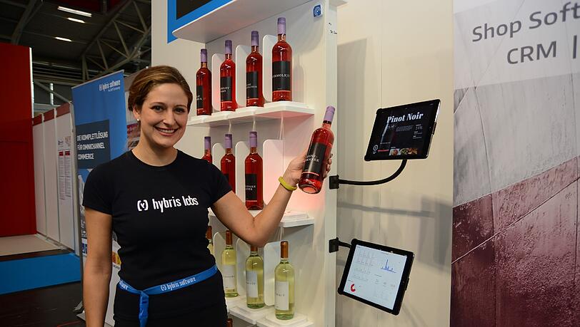 Anja Wilbert präsentiert ein interaktives Weinregal. Anja Wilbert präsentiert ein interaktives Weinregal.