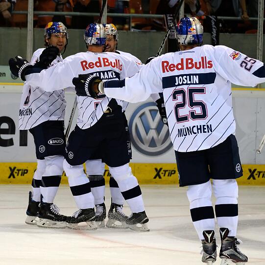 Meister EHC feiert seinen 5:1-Sieg über Vizechampion Wolfsburg.