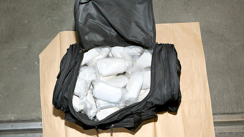 Ein Kilogramm Heroin, eingearbeitet in Badeschuhe, stellten die Zöllner 2002 am Airport sicher.