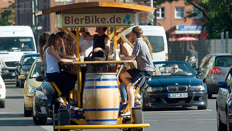 Ein Bier-Bike in Berlin. Hier dürfen die Veranstalter solche Touren noch anbieten, in Amsterdam ab sofort nicht mehr.