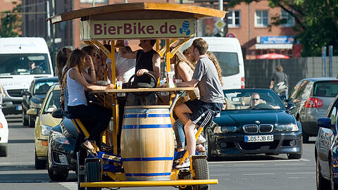 Ein Bier-Bike in Berlin. Hier dürfen die Veranstalter solche Touren noch anbieten, in Amsterdam ab sofort nicht mehr.