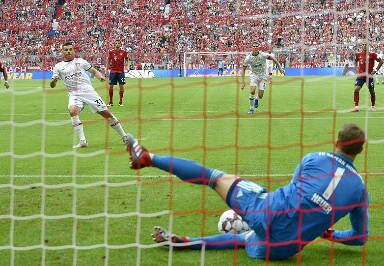 MANUEL NEUER, NOTE 3: Gleich zu Beginn im Pech: Parierte zunächst Vollands Strafstoß (5.), doch gegen den Wiederholungs-Elfer von Wendell war er dann machtlos (5.). Sonst kaum geprüft. Im Passspiel wie gewohnt souverän.