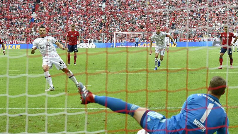 MANUEL NEUER, NOTE 3: Gleich zu Beginn im Pech: Parierte zunächst Vollands Strafstoß (5.), doch gegen den Wiederholungs-Elfer von Wendell war er dann machtlos (5.). Sonst kaum geprüft. Im Passspiel wie gewohnt souverän. MANUEL NEUER, NOTE 3: Gleich zu Beginn im Pech: Parierte zunächst Vollands Strafstoß (5.), doch gegen den Wiederholungs-Elfer von Wendell war er dann machtlos (5.). Sonst kaum geprüft. Im Passspiel wie gewohnt souverän.
