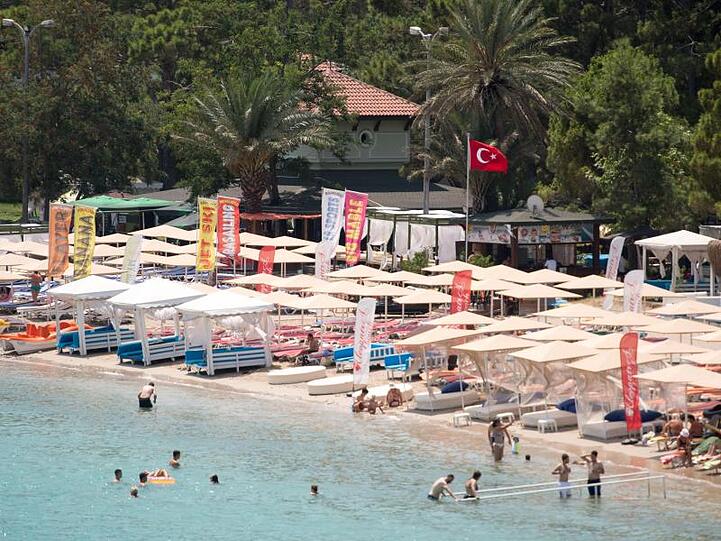 Touristen an einem Badestrand im türkischen Kemer. In der vergangenen Sommersaison war vor allem die Türkei als Reiseziel gefragt.