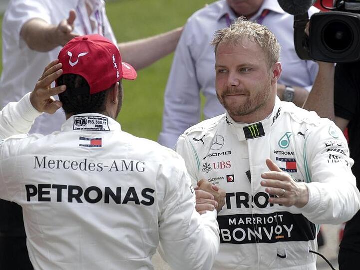 Einen eventuell aufkommenden Konkurrenzkampf zwischen den Mercedes-Piloten Valtteri Bottas (r) und Lewis Hamilton will Motorsportchef Wolff zeitig unterbinden.