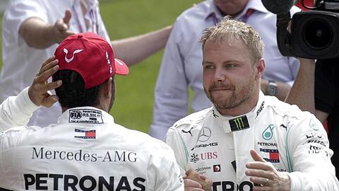 Einen eventuell aufkommenden Konkurrenzkampf zwischen den Mercedes-Piloten Valtteri Bottas (r) und Lewis Hamilton will Motorsportchef Wolff zeitig unterbinden.