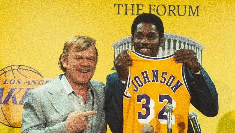 Jerry Buss (John C. Reilly, li.) freut sich über die Verpflichtung von Earvin "Magic" Johnson (Quincy Isaiah).