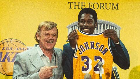 Jerry Buss (John C. Reilly, li.) freut sich über die Verpflichtung von Earvin "Magic" Johnson (Quincy Isaiah).