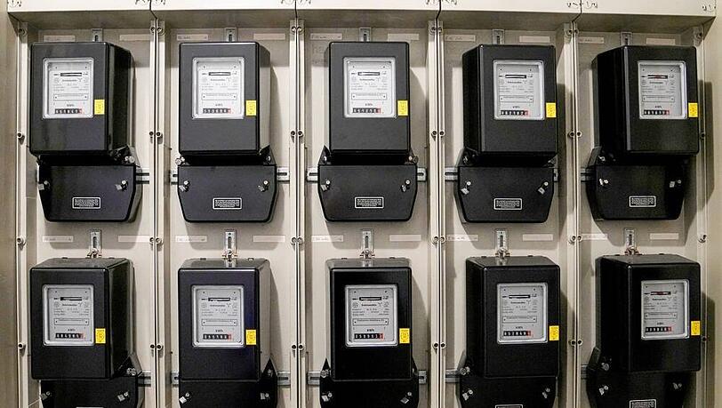 Der Blick auf den Stromzähler im Keller schockt derzeit wie nie - wenn man sich ausrechnet, was die Kilowattstunde kostet. Das nutzen Betrüger aus.