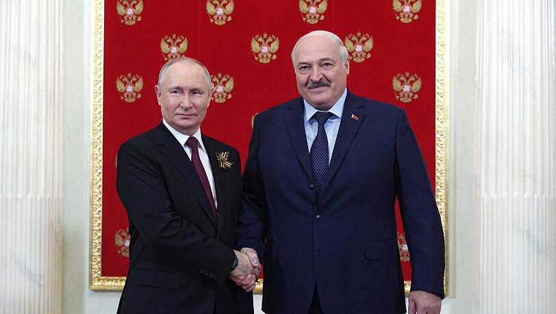 Der russische Präsident Wladimir Putin und sein belarussischer Kollege Alexander Lukaschenko (r.).